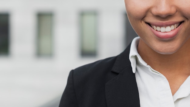 Foto gratuita mujer de negocios con hermosa sonrisa