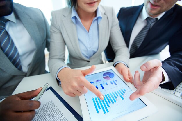 Mujer de negocios indicando el aumento de las ventas