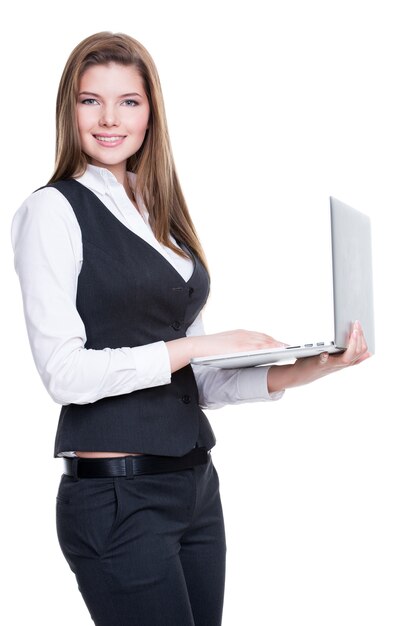 Mujer de negocios joven acertada que sostiene el ordenador portátil - aislado en blanco.