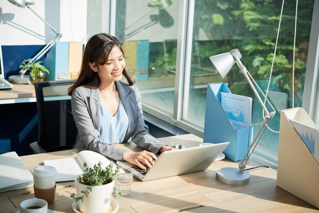 Mujer de negocios joven alegre