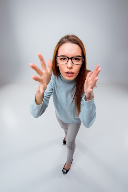 Mujer de negocios joven, en, anteojos