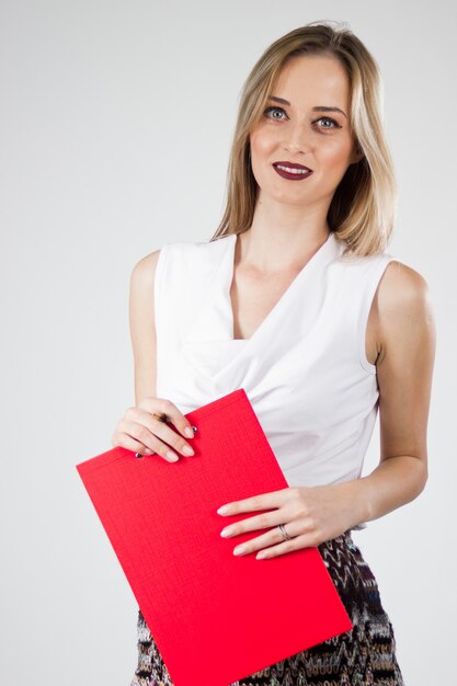 Mujer de negocios joven atractiva moderna con el sujetapapeles.