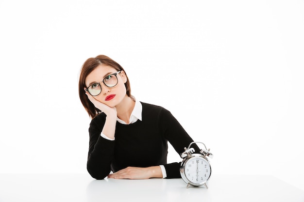 Mujer de negocios joven cansada con gafas