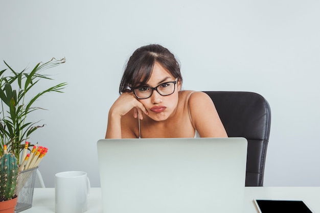 Mujer de negocios joven cansada en el trabajo