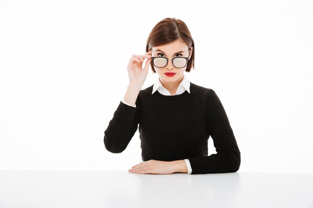 Mujer de negocios joven concentrada con gafas