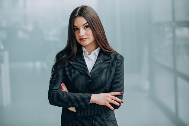 Mujer de negocios joven dentro de la oficina