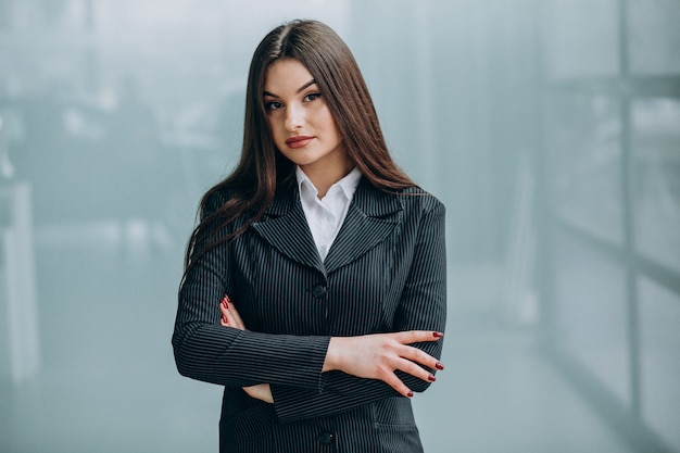 Mujer de negocios joven dentro de la oficina