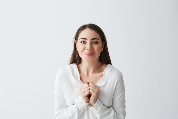 Mujer de negocios joven emocionada feliz que sostiene mandíbulas.