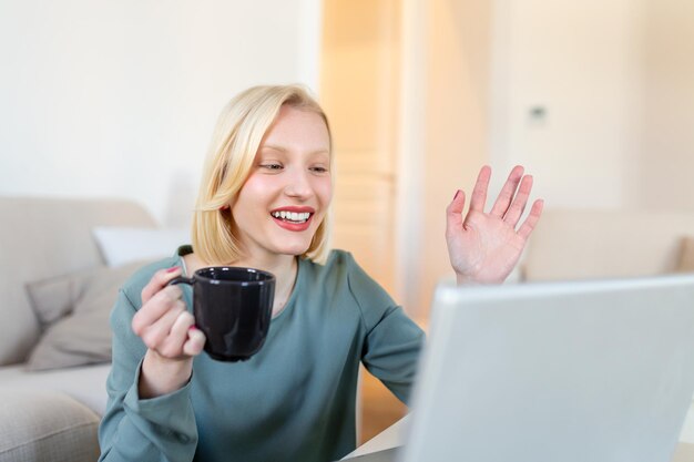 Mujer de negocios joven hermosa que trabaja en la computadora portátil Freelancer que se conecta a Internet