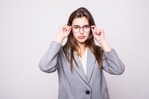 Mujer de negocios joven linda con gafas sobre fondo blanco