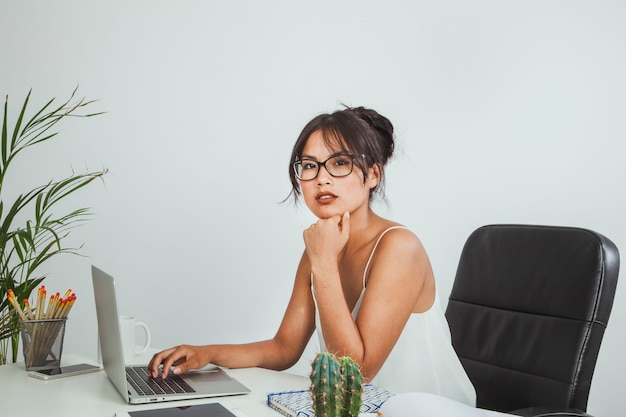 Mujer de negocios joven posando en su escritorio