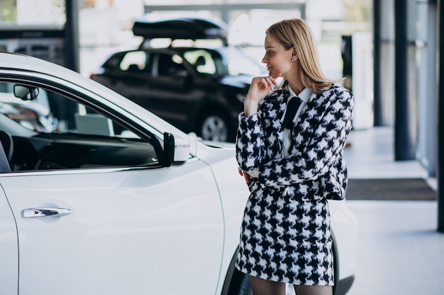 Mujer de negocios joven que elige un coche