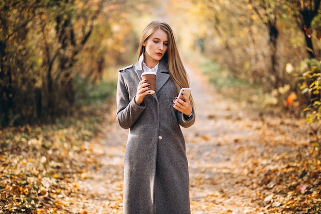 Exitosa mujer de negocios bebe café al aire libre otoño ropa de mujer para  el invierno