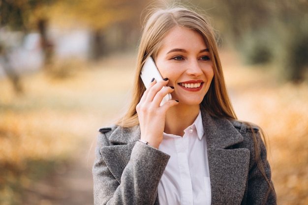 Mujer de negocios joven que habla en el teléfono