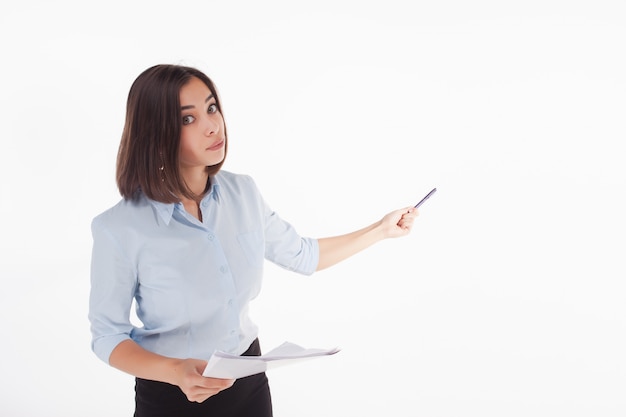 Mujer de negocios joven que muestra algo posando