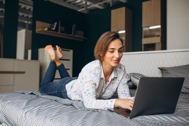 Mujer de negocios joven que trabaja en una computadora en casa