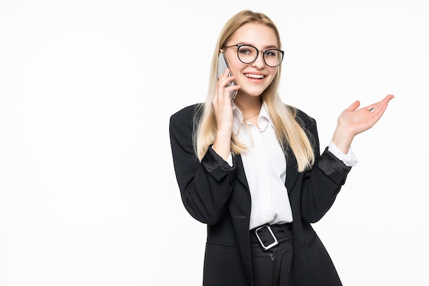 Mujer de negocios joven, segura, exitosa y hermosa con el teléfono móvil aislado