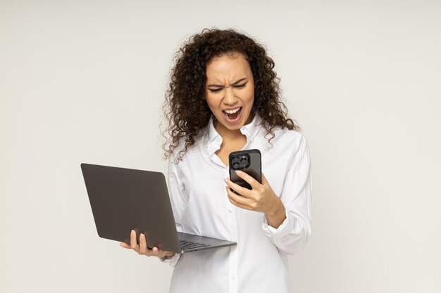 Mujer de negocios joven sobre fondo blanco negocios y trabajo