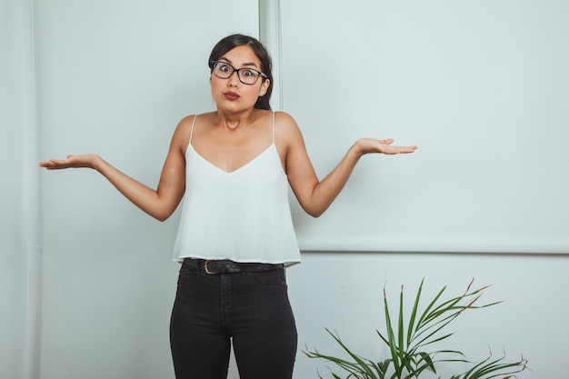 Foto gratuita mujer de negocios joven sin soluciones