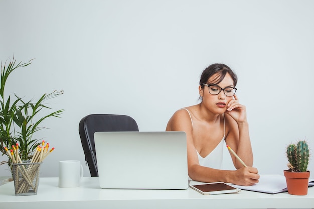 Mujer de negocios joven en su puesto de trabajo