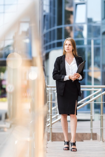 Mujer de negocios joven con un sujetapapeles