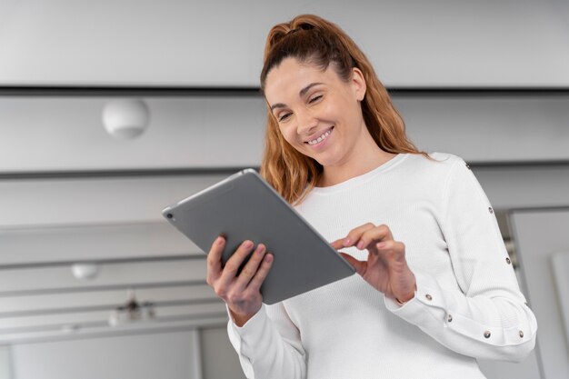 Mujer de negocios joven con tableta en la oficina