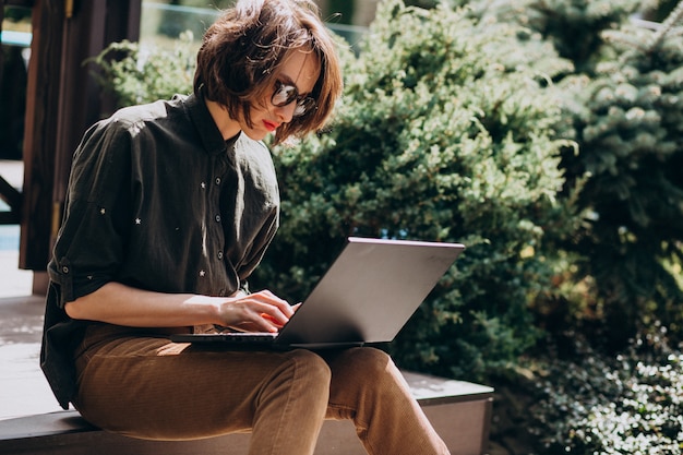 Mujer de negocios joven trabajando en la computadora portátil desde casa