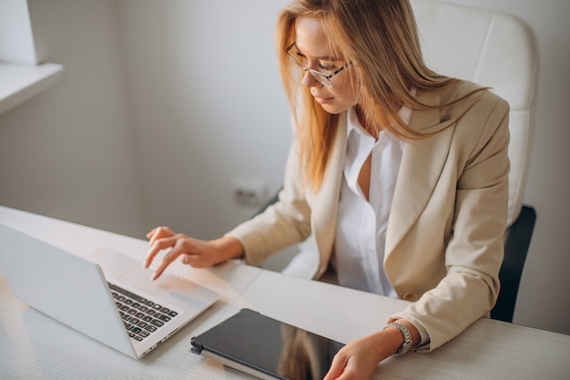 Mujer de negocios joven trabajando en equipo en la oficina