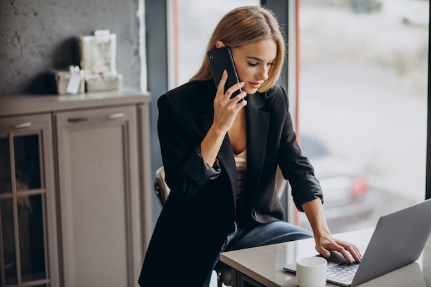 Mujer de negocios joven trabajando en equipo portátil