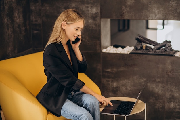 Mujer de negocios joven trabajando en equipo portátil