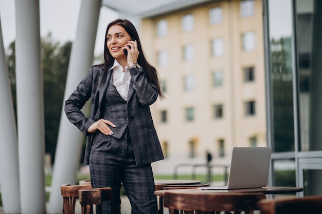 Mujer de negocios joven trabajando en equipo portátil