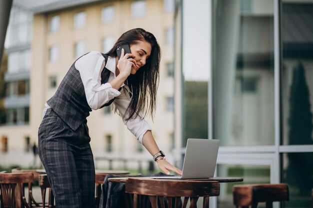 Mujer de negocios joven trabajando en equipo portátil