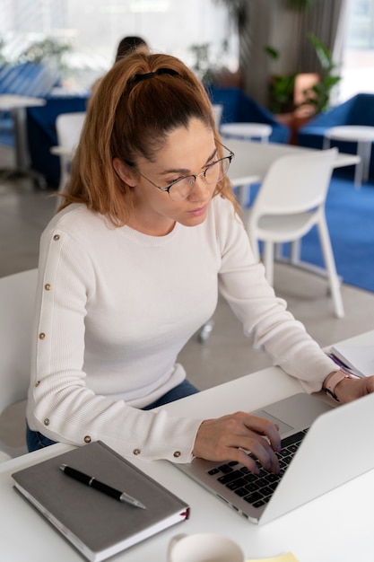 Mujer de negocios joven en el trabajo en la oficina