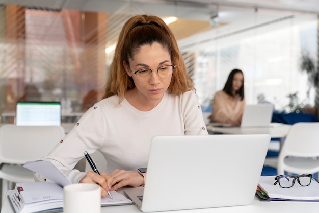 Foto gratuita mujer de negocios joven en el trabajo en la oficina