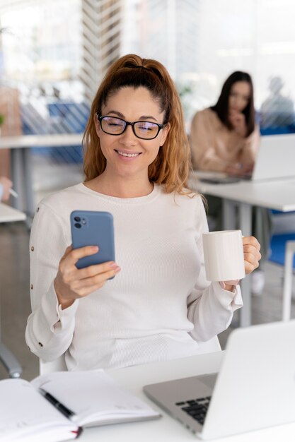 Mujer de negocios joven en el trabajo en la oficina