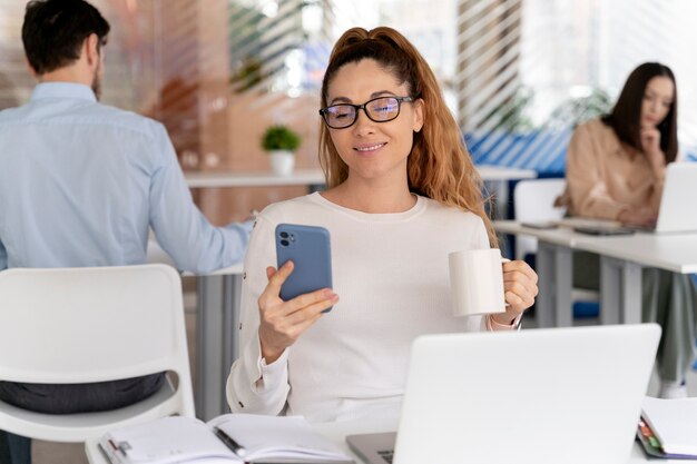 Mujer de negocios joven en el trabajo en la oficina