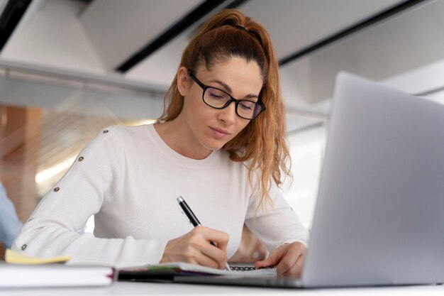 Mujer de negocios joven en el trabajo en la oficina