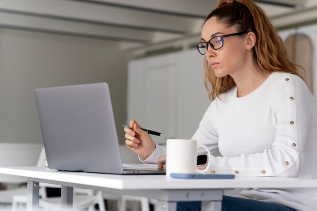 Foto gratuita mujer de negocios joven en el trabajo en la oficina