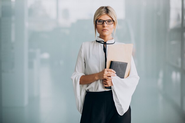 Mujer de negocios joven en traje elegante en la oficina