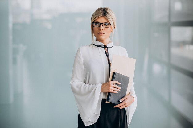 Mujer de negocios joven en traje elegante en la oficina