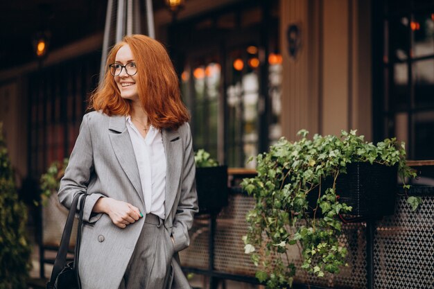 Mujer de negocios joven en traje gris