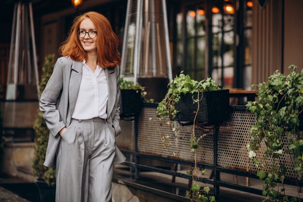 Mujer de negocios joven en traje gris