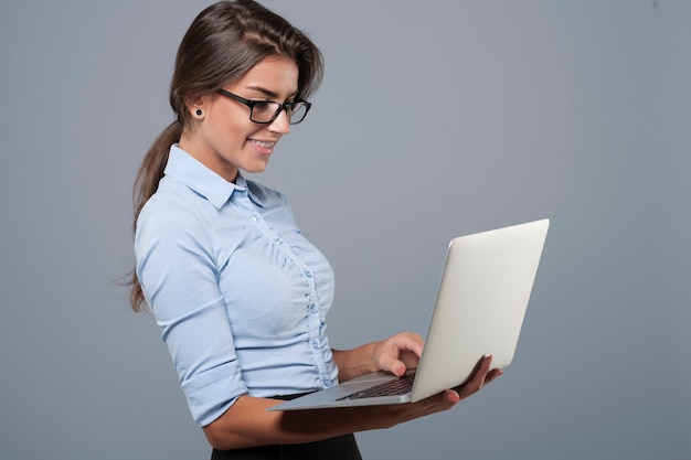 Mujer de negocios joven usando la computadora portátil
