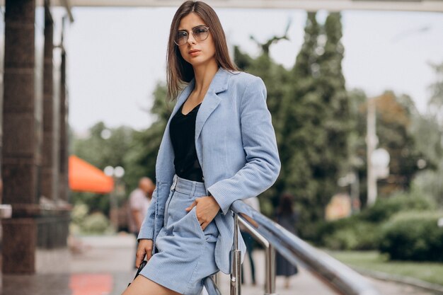 Mujer de negocios joven vestida con traje azul