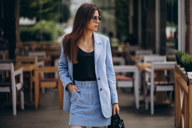 Mujer de negocios joven vestida con traje azul