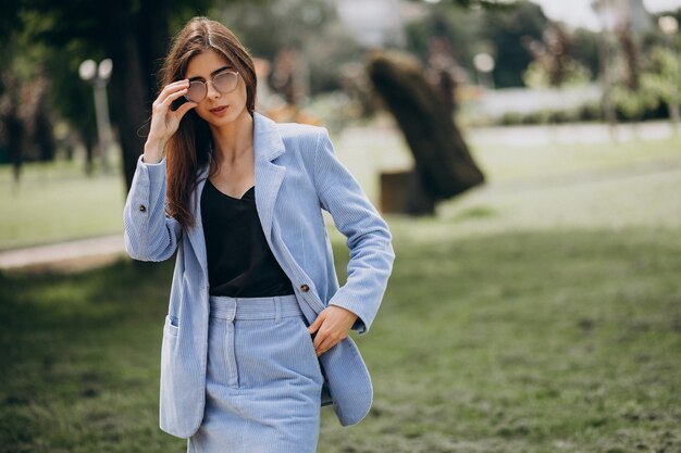 Mujer de negocios joven vestida con traje azul