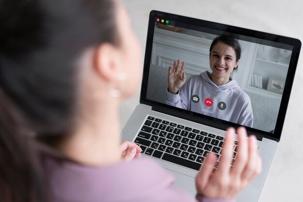 Mujer de negocios joven con una videollamada