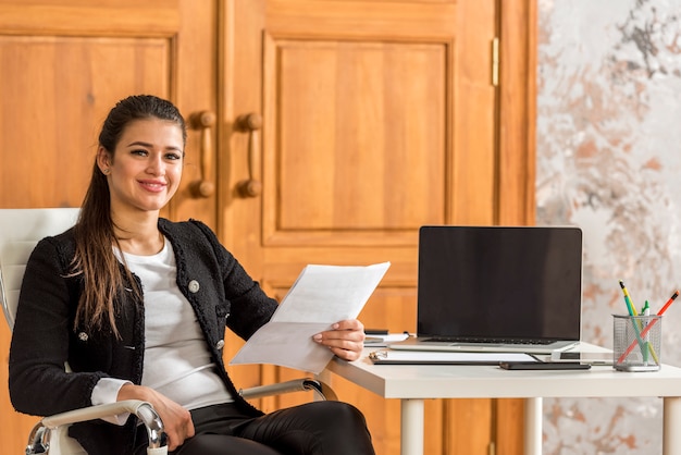 Mujer de negocios leyendo documento