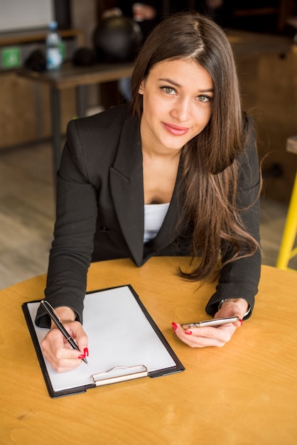 Mujer de negocios leyendo documento