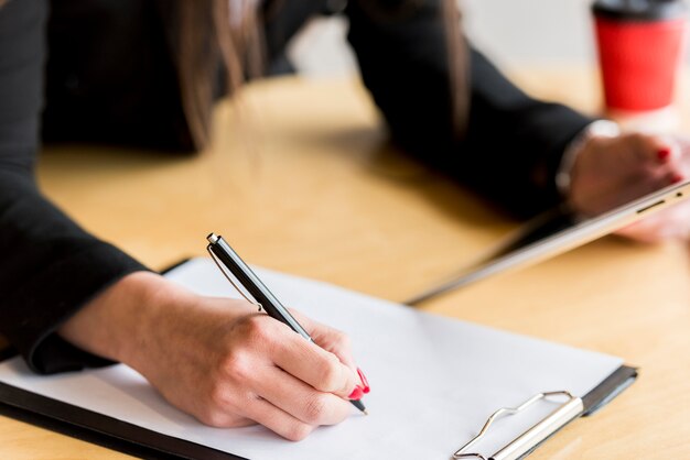 Mujer de negocios leyendo documento